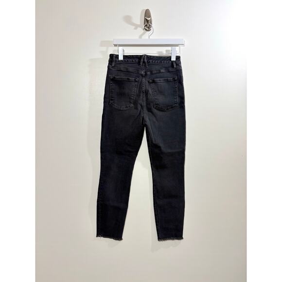 Good American Good Waist Fray Hem Cropped Skinny Jeans in Black 215 Size 10 - Picture 4 of 6